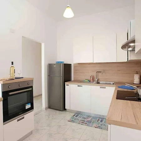 Daire Central Seaside Terrace Retreat