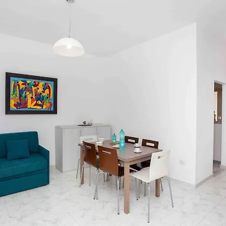 Central Seaside Terrace Retreat Daire La Caletta