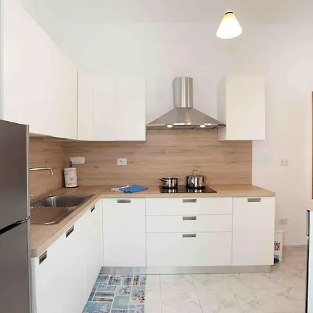 Central Seaside Terrace Retreat Daire *