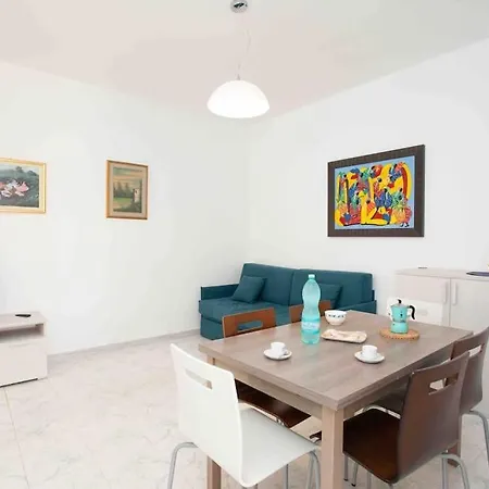 Central Seaside Terrace Retreat Daire *