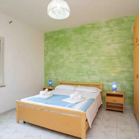 Central Seaside Terrace Retreat Daire